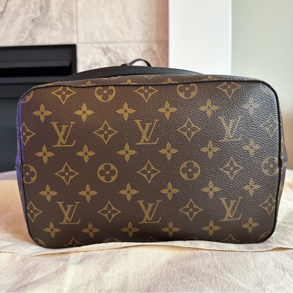 Louis Vuitton NeoNoe MM Monogram in Black - Picture 6 of 10